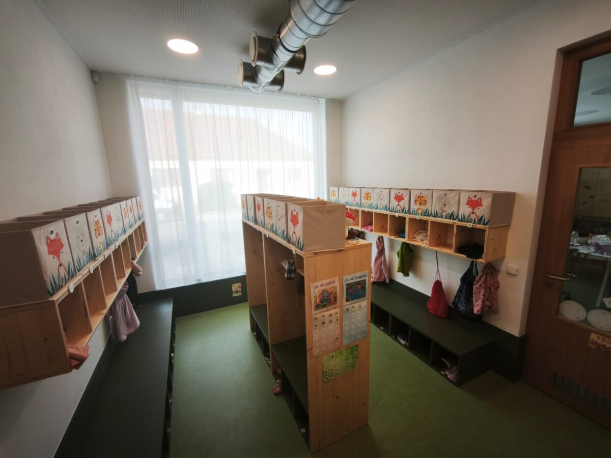 Šatna s dřevěnými botníky, boxy se zvířátky a háčky na oblečení