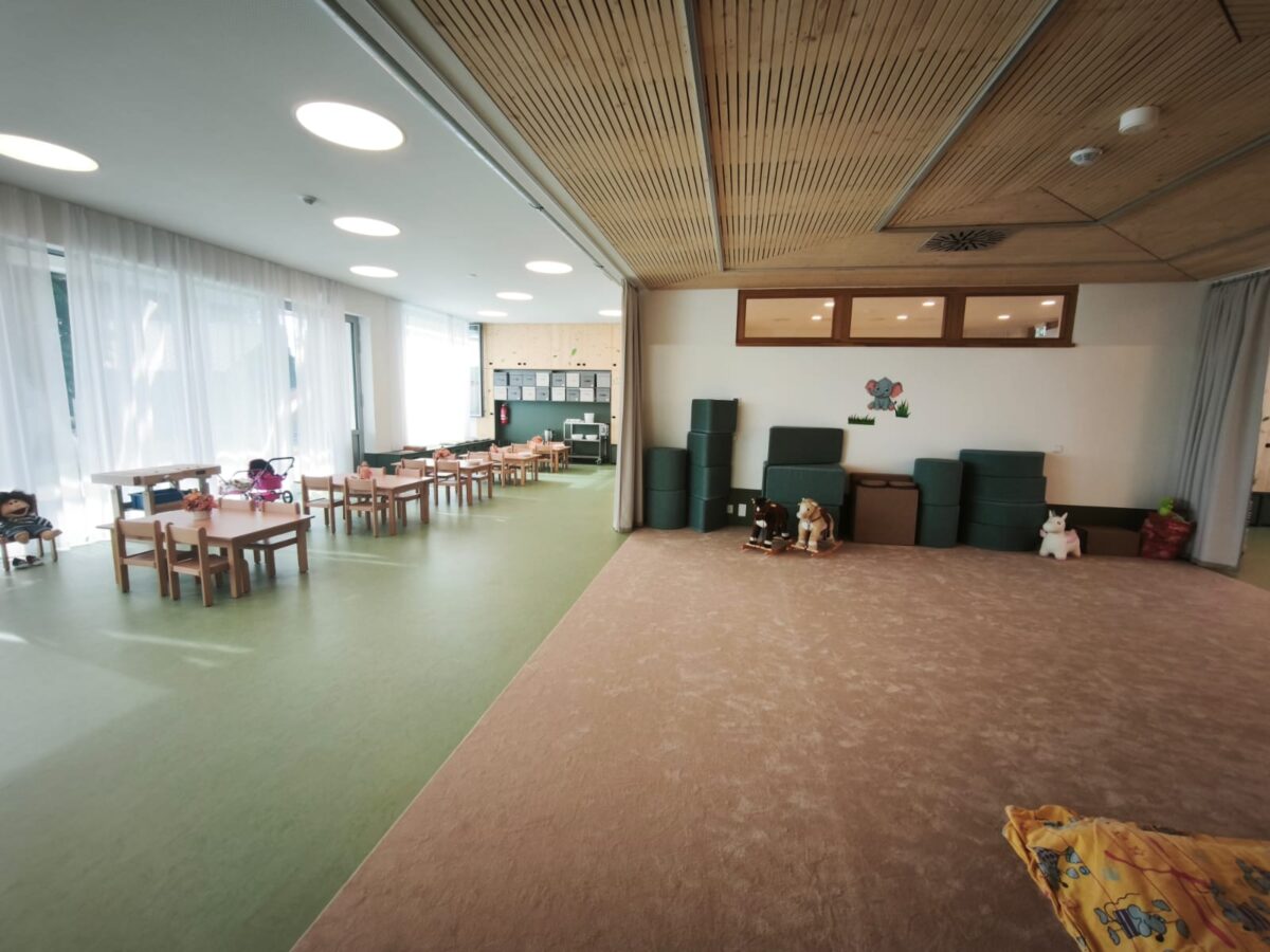 Prostorná herna s kobercem, měkkými bloky, houpacími koníky a stolky